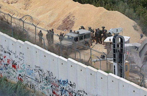 militares israelíes buscan túneles en la frontera libanesa